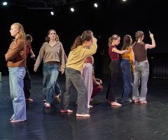 01 An der Bushaltestelle FAC JC