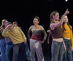 02 An der Bushaltestelle FAC JC