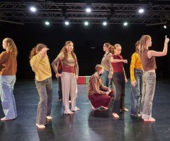 03 An der Bushaltestelle FAC JC