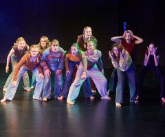 04 An der Bushaltestelle FAC JC