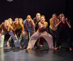 05 An der Bushaltestelle FAC JC