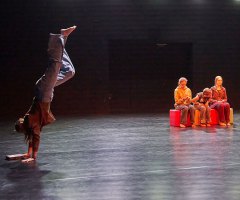 06 An der Bushaltestelle FAC JC