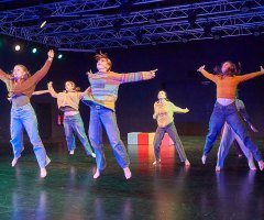 09 An der Bushaltestelle FAC JC