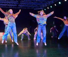 10 An der Bushaltestelle FAC JC