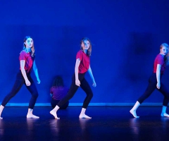 02 ARTEFAKTE 12 - Junior Company FAC - Tanz: rot