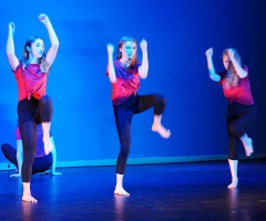 03 ARTEFAKTE 12 - Junior Company FAC - Tanz: rot