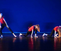 04 ARTEFAKTE 12 - Junior Company FAC - Tanz: rot