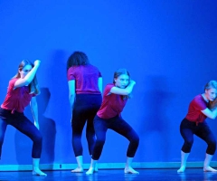 05 ARTEFAKTE 12 - Junior Company FAC - Tanz: rot