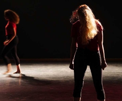 11 ARTEFAKTE 12 - Junior Company FAC - Tanz: rot